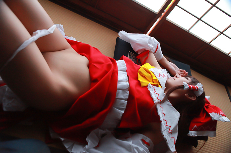 [Cosplay] Reimu Hakurei with dildo and toys - Touhou Project Cosplay
